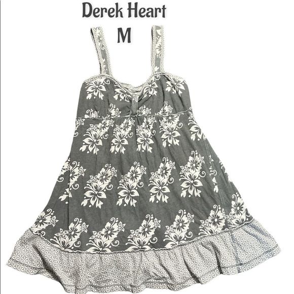 Derek Heart Tops - 🌟3 for $21🌟DEREK HEART FLORAL & RUFFLE HEMMED TANK TOP—MEDIUM